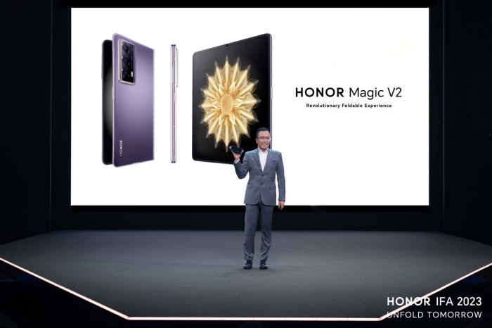 Honor CEO Takes Aim at Toppling iPhone in China With Foldable Magic V2 -  Bloomberg